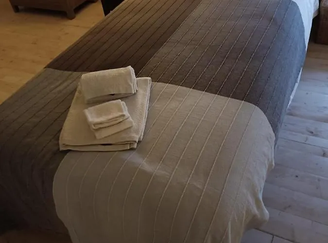 Sunny Da Viana, 펜션