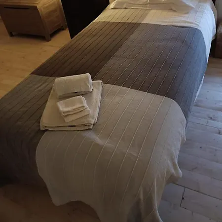 Sunny Da Viana, Semesterbostad